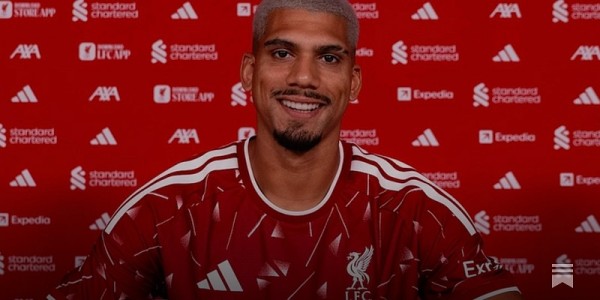 Ronald Araújo, iklädd Liverpool-tröjor, publicerade ett foto på sin familj Ronald Araújo, iklädd Liverpool-tröjor, publicerade ett foto på sin familj